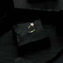 Anel Dourado Solitário com Pedra de Zircônia Pequena