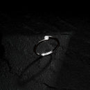 Anel Prateado Solitário Ponto de Luz Zircônia