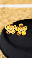 Brinco Splendya Flor Chata com Banho em Ouro 18K