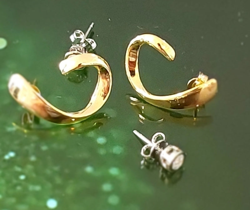 Brinco Splendya Torcido em Ouro Banho em Ouro 18K c/piercing com Banho Rodio Branco