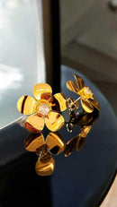 Brinco Splendya Flor Chata com Banho em Ouro 18K